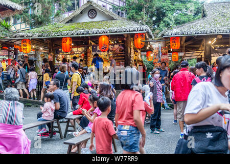 Nantou, Taiwan - 3 Agosto 2019: i turisti a piedi negozi intorno al mostro Xitou village di Nantou, Lugu, Taiwan Foto Stock