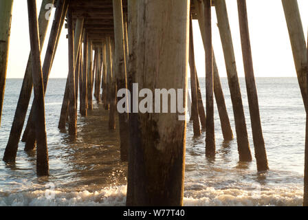 Jetty AL PUNTO: Questo complesso di legno si estende lontano verso l'oceano Atlantico della spiaggia della Virginia. Foto Stock