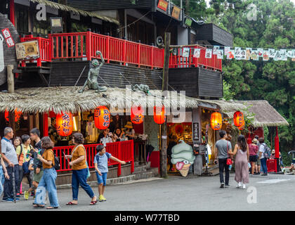 Nantou, Taiwan - 3 Agosto 2019: i turisti a piedi negozi intorno al mostro Xitou village di Nantou, Lugu, Taiwan Foto Stock