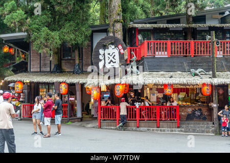 Nantou, Taiwan - 3 Agosto 2019: i turisti a piedi negozi intorno al mostro Xitou village di Nantou, Lugu, Taiwan Foto Stock