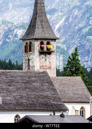 Ernen con la chiesa parrocchiale Saint Georg, GOM, Canton Vallese, Svizzera Foto Stock