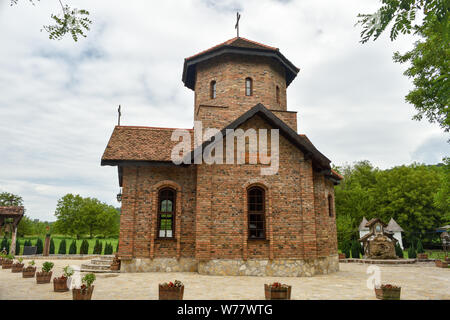 Chiesa ortodossa in etno villaggio baia Suncana reka, Serbia. Foto Stock