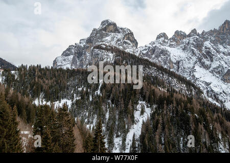 Vista della Civetta nelle montagne dolomitiche sulla giornata invernale dal sollevamento di sci o di snowboard resort. L'Italia. Foto Stock