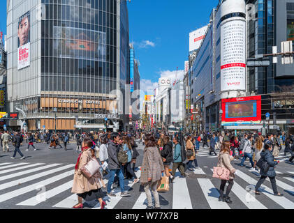 Shibuya Crossing, una diagonale di intersezione pedonale in Hachiko Square, uno dei più trafficati del mondo, Shibuya, Tokyo, Giappone Foto Stock