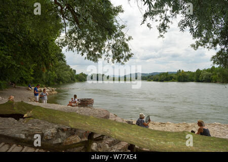 Lozinca, Serbia - Luglio 23, 2019: la gente seduta su una spiaggia sul fiume. Foto Stock