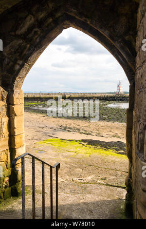 Una punta di arco di pietra calcarea che conduce attraverso Hartlepool parete città sulla spiaggia Foto Stock