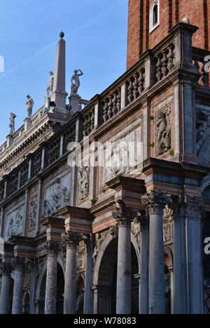 L'in meraviglioso marmo Loggetta del Campanile di San Marco illuminata dalla prima serata la luce del sole, San Marco, Venezia, Italia, Europa. Foto Stock