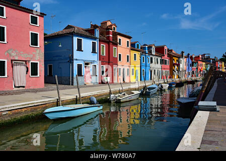 Colorate case dipinte sull isola di Burano, che si trova nella Laguna veneziana, a soli 40 minuti di battello da Venezia, Veneto, Italia, Europa. Foto Stock