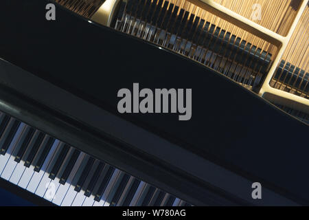 Pianoforte strumento in un teatro pronto per un concerto di musica classica. Vista superiore per un piatto di overhead laici shot con vuoto lo spazio di copia per l'editor di testo Foto Stock