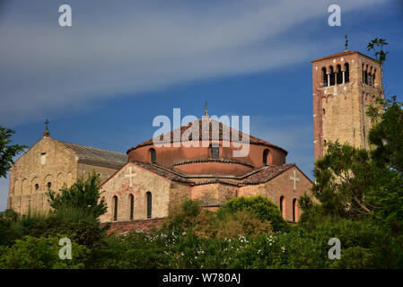 La Basilica bizantina di Santa Maria dell'Assunta accanto alla chiesa a cupola di Santa Fosca, Isola di Torcello, Venezia, Italia, Europa. Foto Stock