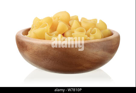 La pasta in una ciotola di legno isolato su sfondo bianco Foto Stock