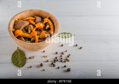 Decapare i funghi di utensili in legno su uno sfondo bianco Foto Stock