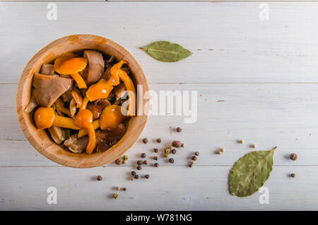 Decapare i funghi di utensili in legno su uno sfondo bianco Foto Stock