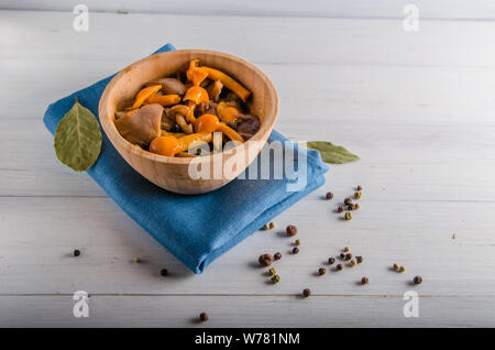 Decapare i funghi di utensili in legno su uno sfondo bianco Foto Stock