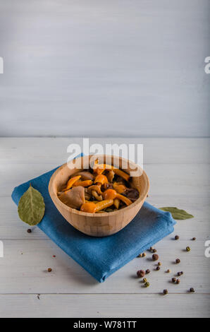 Decapare i funghi di utensili in legno su uno sfondo bianco Foto Stock