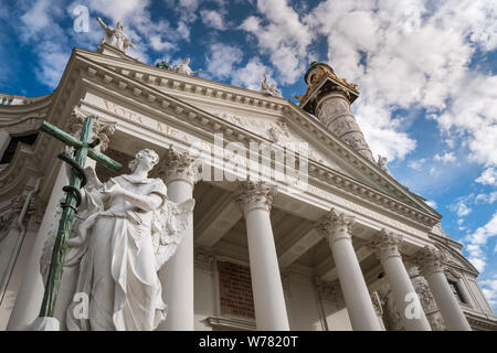 Close up dettagli architettonici di Karlskirche (St Charles Church), un edificio del XVIII Secolo Asburgico chiesa a cupola, e punto di riferimento locale, Vienna, Austria Foto Stock