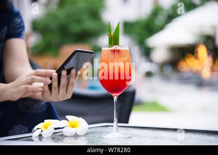 Cocktail nome ricetta mai tai o mai thai favore in tutto il mondo includono cocktail rum il succo di lime orgeat sciroppo e il liquore all'arancia - Dolce Bere alcool con f Foto Stock