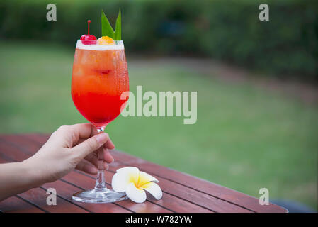 Cocktail nome ricetta mai tai o mai thai favore in tutto il mondo includono cocktail rum il succo di lime orgeat sciroppo e il liquore all'arancia - Dolce Bere alcool con f Foto Stock