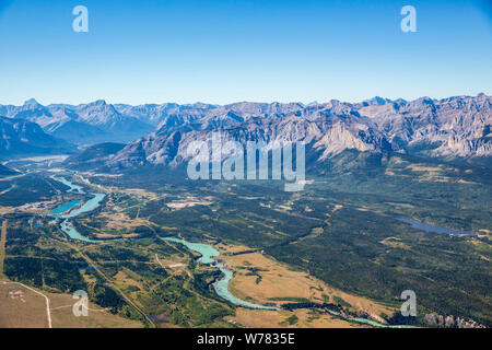 Vista aerea del Fiume Bow in Alberta come esso si discosta le Montagne Rocciose. Foto Stock