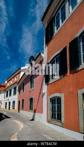 Cascais, Portogallo colorate case strette nel centro storico. Foto Stock