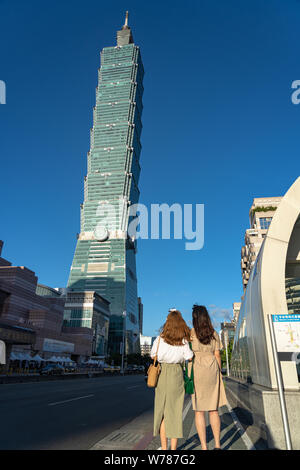 101 Taipei world trade centre metro station street view, con Taipei101 grattacielo immobile nel cielo blu scuro. Un punto di riferimento supertall grattacielo di Xin Foto Stock