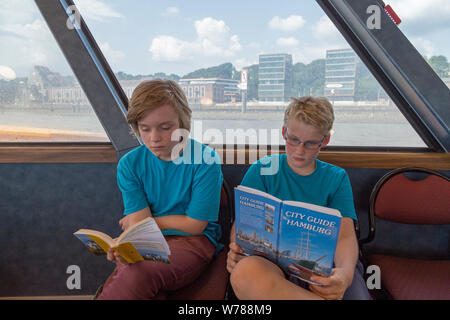 Jugendliche auf Sprachreise, Amburgo, Deutschland | adolescenti durante lo studio della lingua corsa, Amburgo, Germania Foto Stock