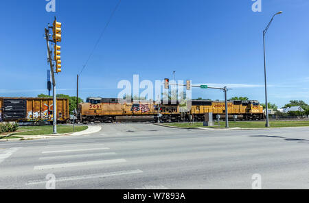 Union Pacific treno merci passando attraverso il centro cittadino di Hondo, Texas, Stati Uniti d'America Foto Stock