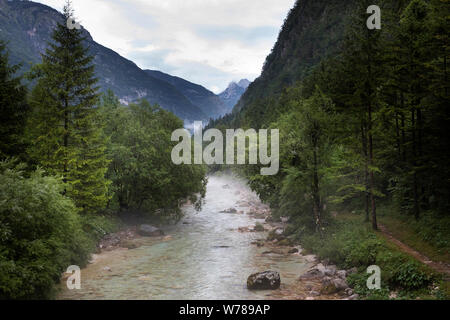 Foschia sopra Soca river, Soca valley, Slovenia, Europa Foto Stock