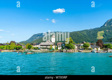 STROBL, Austria - 10 luglio 2019: Vista della città di Strobl sul lago di St. Wolfgang nella parte nordorientale di Stato austriaco di Salisburgo Foto Stock