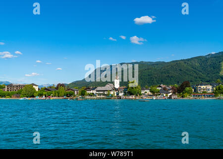 STROBL, Austria - 10 luglio 2019: Vista della città di Strobl sul lago di St. Wolfgang nella parte nordorientale di Stato austriaco di Salisburgo Foto Stock