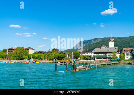 STROBL, Austria - 10 luglio 2019: Vista della città di Strobl sul lago di St. Wolfgang nella parte nordorientale di Stato austriaco di Salisburgo Foto Stock