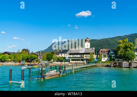 STROBL, Austria - 10 luglio 2019: Vista della città di Strobl sul lago di St. Wolfgang nella parte nordorientale di Stato austriaco di Salisburgo Foto Stock