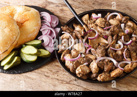 Tradizionale ebraico meorav alimentare Yerushalmi dal pollo e le frattaglie close-up su una piastra sul tavolo orizzontale. Foto Stock