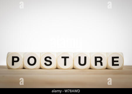 Concetto di postura con dadi giocattolo Foto Stock