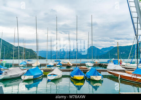 ST. GILGEN, Austria - Luglio 11, 2019: Barche e yacht in marina in Sankt Gilgen villaggio nel nord-ovest della riva del lago Wolfgangsee Foto Stock