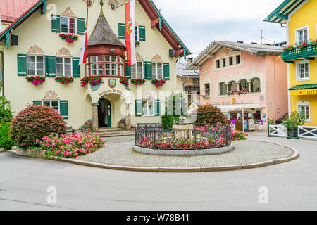 ST. GILGEN, Austria - 11 luglio 2019: Il Rathaus (Municipio) sulla Piazza Mozart nel centro della cittadina di St Gilgen village Foto Stock