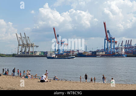 Elba beach, Oevelgönne, nella parte anteriore del container terminal Burchard-Kai, Amburgo, Germania Foto Stock