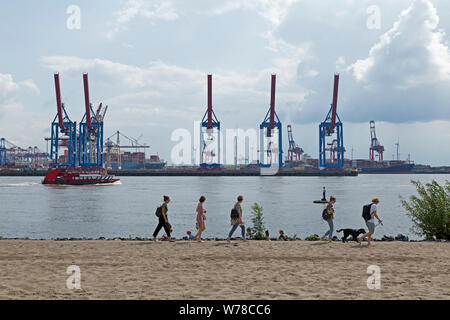 Elba beach, Oevelgönne, nella parte anteriore del container terminal Burchard-Kai, Amburgo, Germania Foto Stock