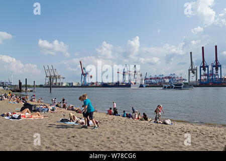 Elba beach, Oevelgönne, nella parte anteriore del container terminal Burchard-Kai, Amburgo, Germania Foto Stock