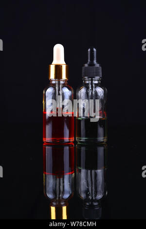 Sigaretta elettronica aroma liquido isolare su nero Foto Stock