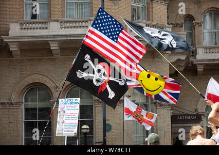 Londra, Regno Unito. Il 3 agosto 2019. Le bandiere della libera Tommy Robinson rally vicino a Oxford Circus. Credito: Joe Kuis / Alamy News Foto Stock