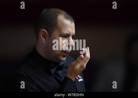 Barry Hawkins di Inghilterra reagisce come egli ritiene che un colpo di Ronnie O'Sullivan di Inghilterra nel loro terzo round corrispondere durante il 2017 Masters di Shanghai sno Foto Stock