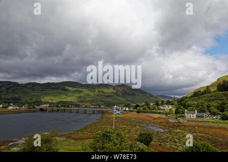 Bandiera scozzese oltre le montagne delle Highlands - Scozia, Regno Unito Foto Stock