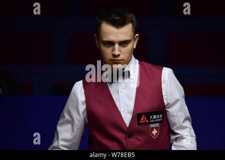 Alexander Ursenbacher della Svizzera reagisce come egli ritiene che un colpo di John Higgins della Scozia nel loro heldover corrispondere durante il 2017 Shanghai Master Foto Stock