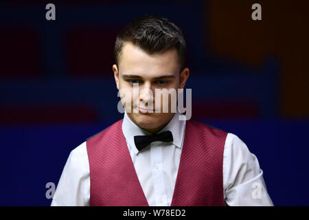 Alexander Ursenbacher della Svizzera reagisce come egli ritiene che un colpo di John Higgins della Scozia nel loro heldover corrispondere durante il 2017 Shanghai Master Foto Stock