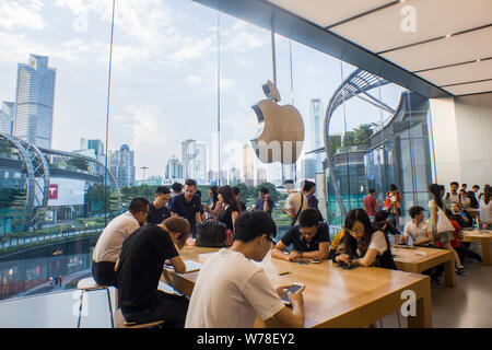 --FILE--i clienti provare iPhone 8 e 8 smartphone Plus presso un Apple store nella città di Guangzhou, Cina del sud della provincia di Guangdong, 22 settembre 2017. Foto Stock