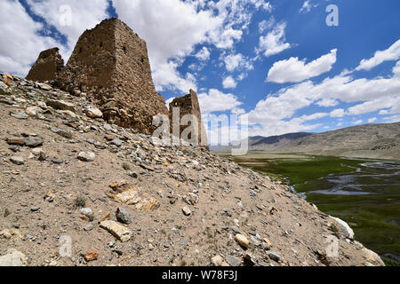 Vista sulla remota valle Shakhdara nel Pamir montagna, rovina fortezza vecchia, in Tagikistan, in Asia centrale. Foto Stock