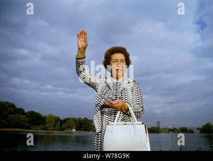 La Queen Elizabeth impersonator Jeanette Charles Foto Stock