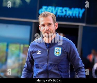 Huddersfield, Regno Unito. 5 agosto 2019. 5 agosto 2019, John Smith's Stadium, Huddersfield, nello Yorkshire, Inghilterra; EFL Campionato di calcio. L Huddersfield Town contro il Derby County; Huddersfield Town Manager Jan Siewert arriva per il gioco - rigorosamente solo uso editoriale. Nessun uso non autorizzato di audio, video, dati, calendari, club/campionato loghi o 'live' servizi. Online in corrispondenza uso limitato a 120 immagini, nessun video emulazione. Nessun uso in scommesse, giochi o un singolo giocatore/club/league pubblicazioni Credit: Azione Plus immagini di sport/Alamy Live News Foto Stock