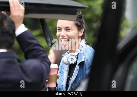 Victoria's Secret Angelo e modello brasiliano Adriana Lima sorrisi come lei lascia il hotel per una prova del 2017 Victoria's Secret Fashion Show in Foto Stock